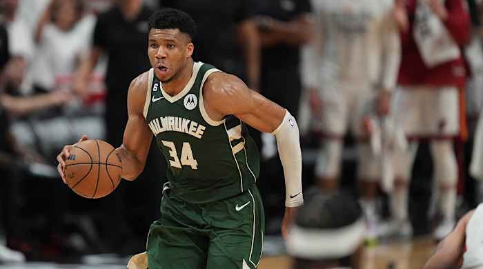 Milwaukee Bucks forward Giannis Antetokounmpo (34).